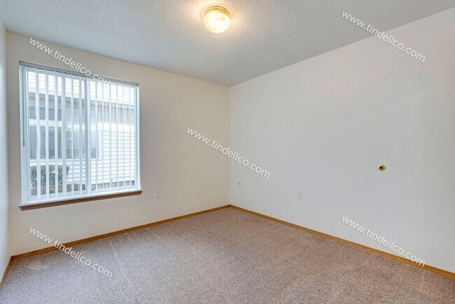 Building Photo - Spacious Pet-Friendly Ground Level Unit w/ Parking Included!