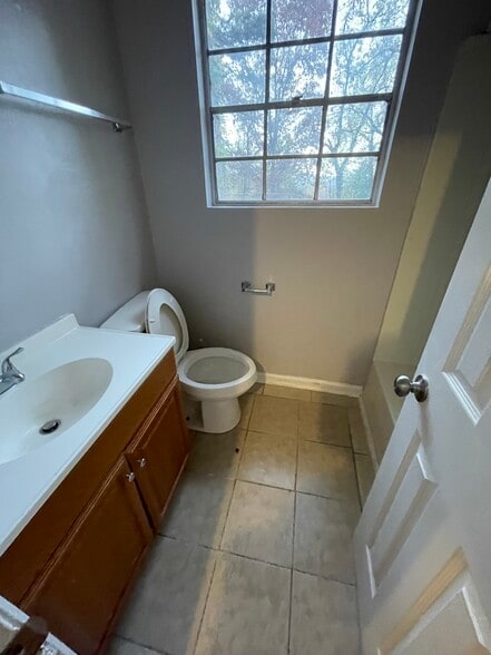 Building Photo - 728 Sylvan Dr