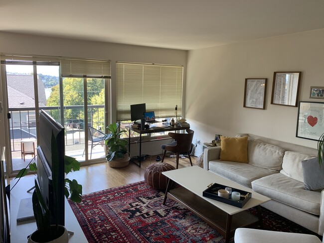 Building Photo - Madlyn Apartments
