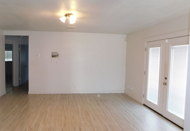 Building Photo - Creekside