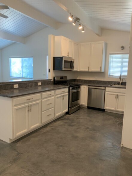 Building Photo - 528 Adrienne Dr