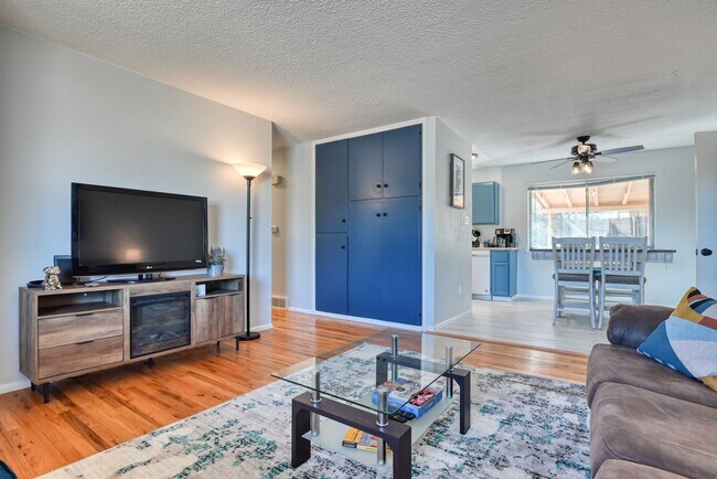 Building Photo - Cute 3 Bedroom Home in Central Colorado Sp...