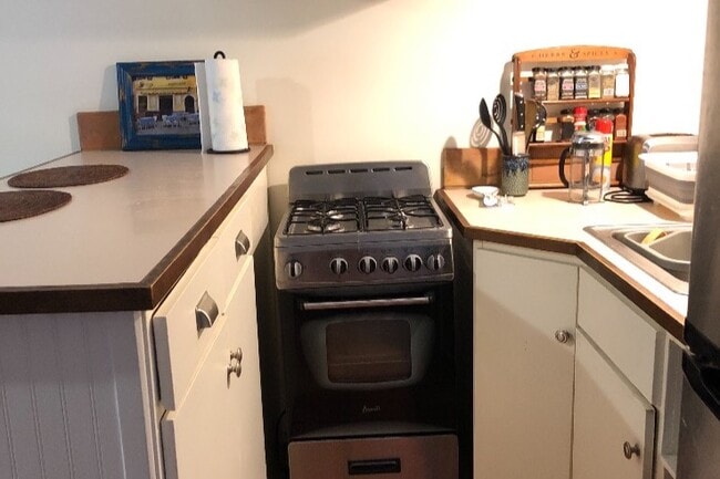 Stove - 4721 Cartwright Ave