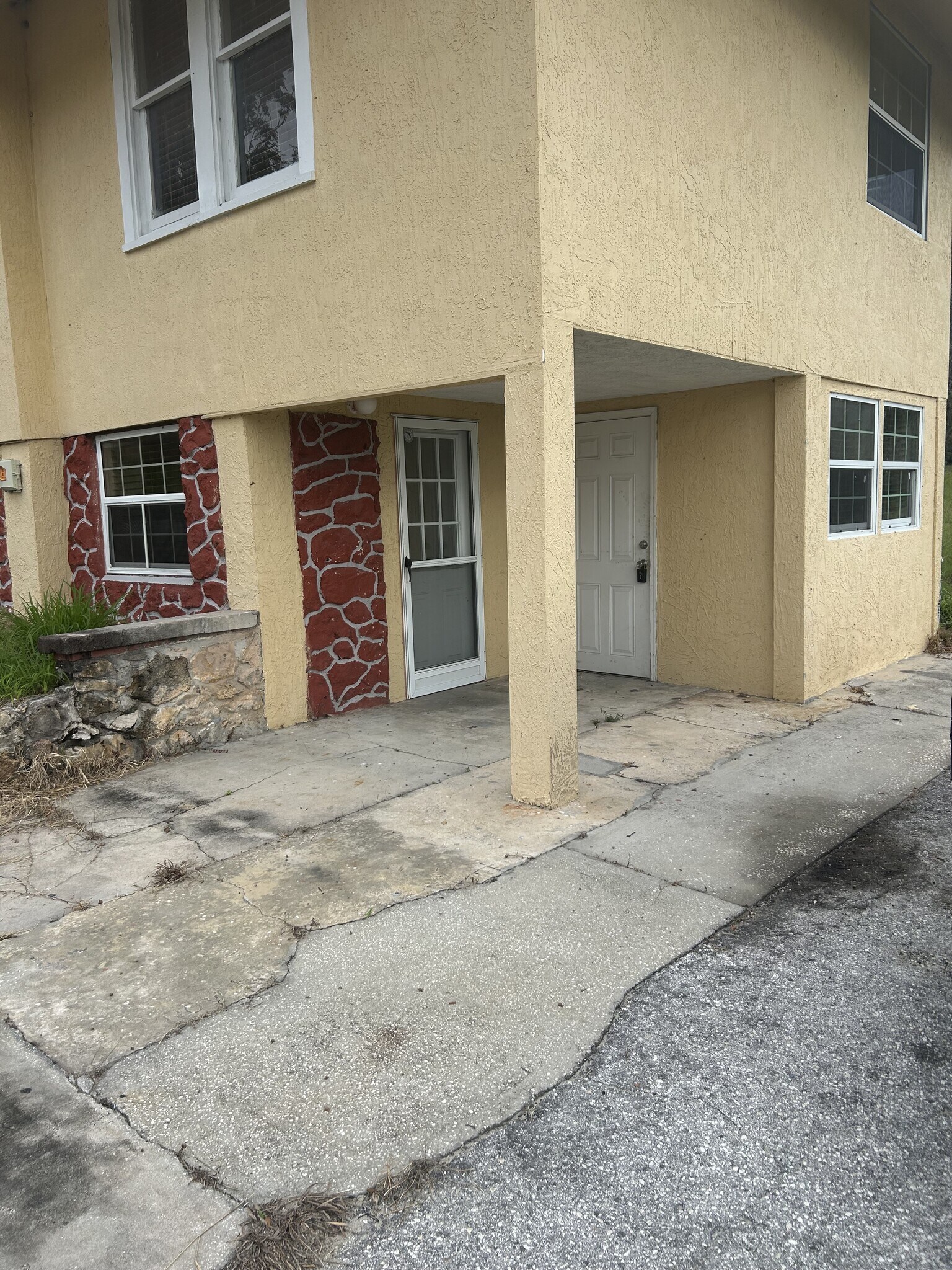 Front Unit B - 613 N Dixie Ave