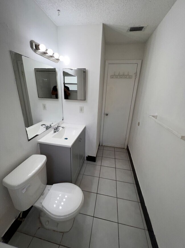 Building Photo - Excellent 4 Bedroom in Coral Springs