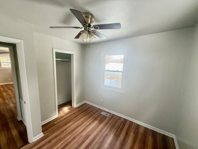 Building Photo - Two bedroom, 1 bath house in Burlington