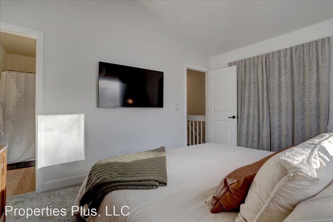 Building Photo - 2 br, 2.5 bath House - 6590 W 84th Circle ...