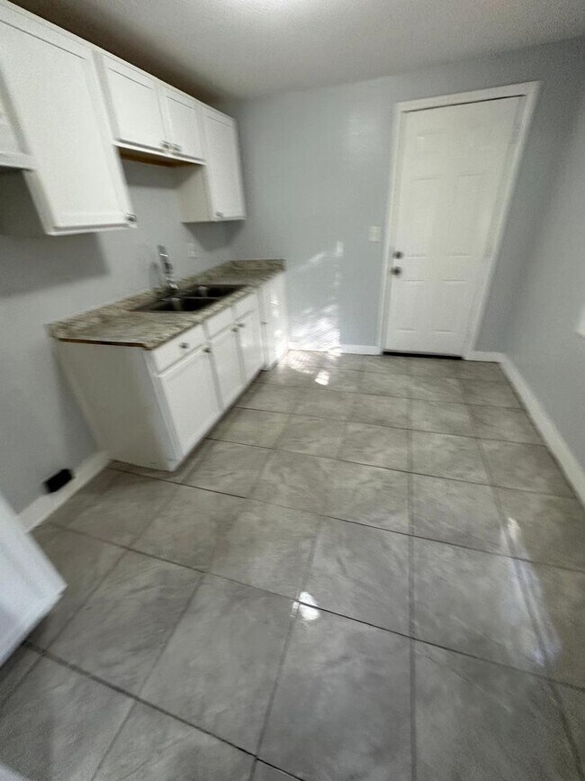 Building Photo - Fully Renovated 2/1 Single Family Available Now!