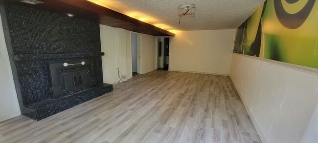 Building Photo - 4 bedrooms 3 baths beautiful house