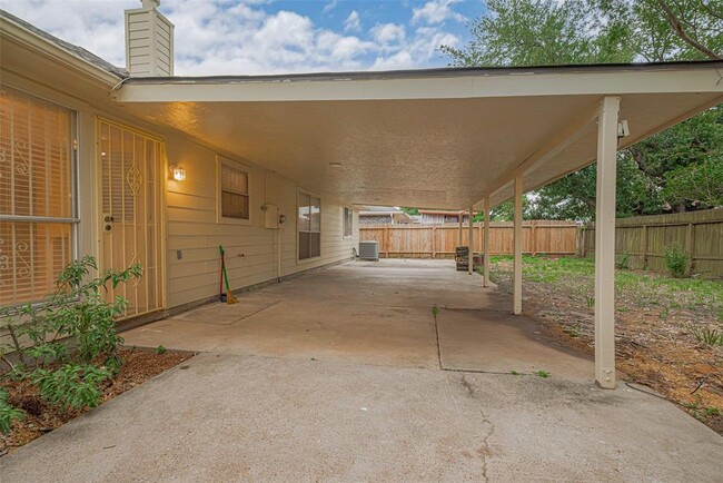 Building Photo - 6607 Bayou Crest Dr