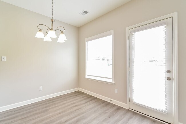 Building Photo - LakesideCirS9298