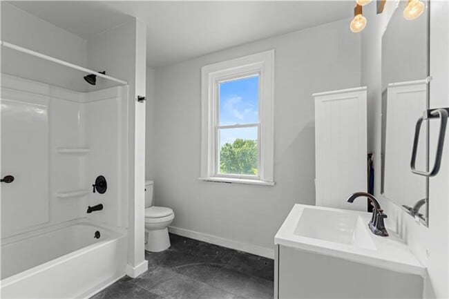 Building Photo - Spacious 4 Bedroom, 1 Bath Home in Crafton...