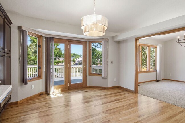 Building Photo - 4 Bedroom 3 Bathroom Duplex in Emerald Glen