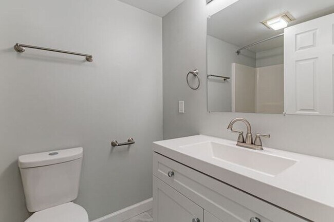 Building Photo - Two bedroom, two bath apartment with golf ...