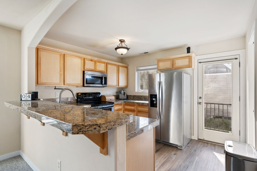 Building Photo - 895 SW 170th Ave