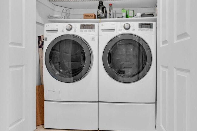 Building Photo - Quiet and Spacious 2 Bedroom Condo in Sunny Novato!