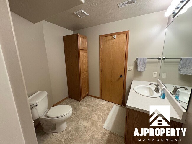 Building Photo - 5509 S Sarmar Ave