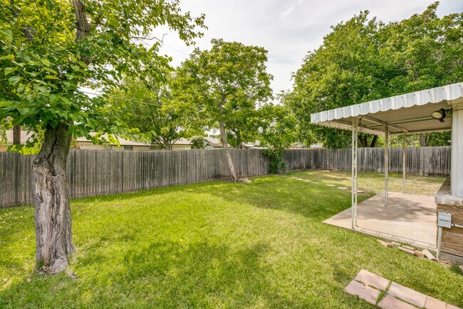 Building Photo - 209 Wake Dr