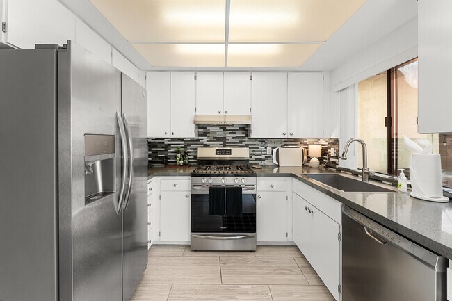 Building Photo - 2074 N Mira Vista Way