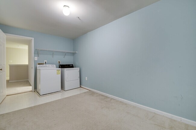 Building Photo - Top-Floor 3BD/3BA seconds to Downtown Crown!
