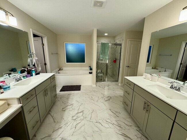 Building Photo - Stunning well kept 4 bed/ 3 bath home!