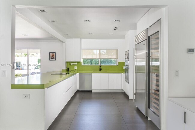 Building Photo - 501 NE 51st St