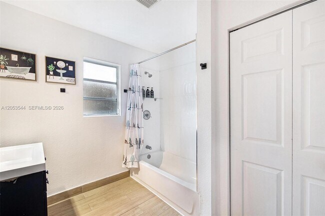 Building Photo - 3629 SW 12th St