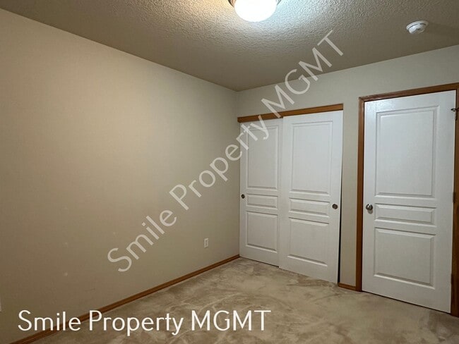 Building Photo - Lovely house with 4 bedrooms and 2.5 bathroom.