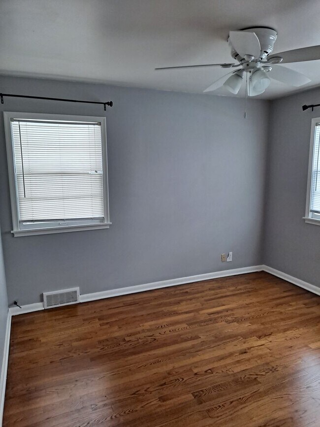 Building Photo - 3 bed 2 bath 1 car garage, with fenced in backyard right in Aksarben!