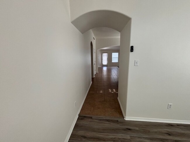 Building Photo - Cute 3 bedroom