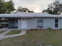 Building Photo - Cute 2 bedroom home with 1 1/2 baths and a...