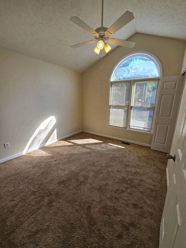 Building Photo - Spacious Townhouse for Rent!