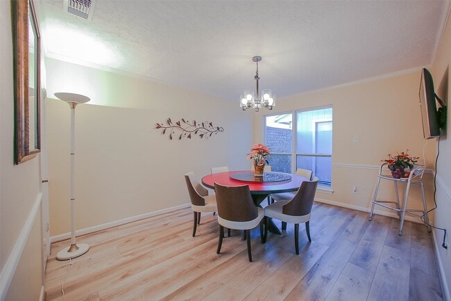 Building Photo - 9511 Sharpcrest St