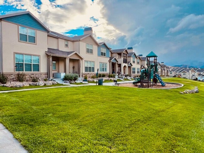 Building Photo - 4-Bedroom Herriman Townhome w/2-car Garage