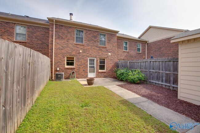 Building Photo - 1008 Heatherwood Dr SE