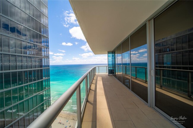 Building Photo - 17121 Collins Ave