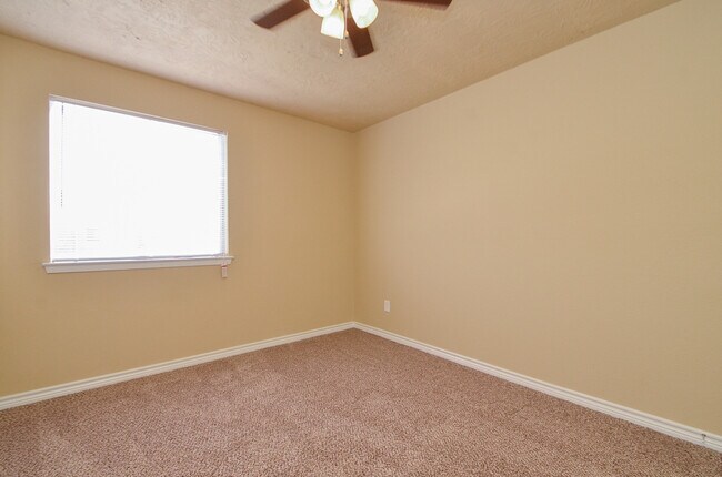 Building Photo - 3 BEDROOM TOWNHOME FOR LEASE IN LANGHAM CREEK