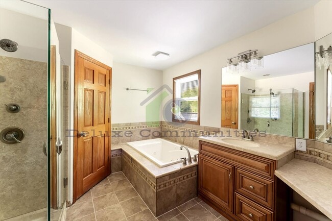 Building Photo - 4 bedroom 3.5 bath