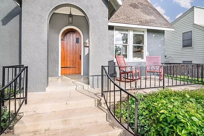 Building Photo - Beautiful Tudor Style Home in highly desir...