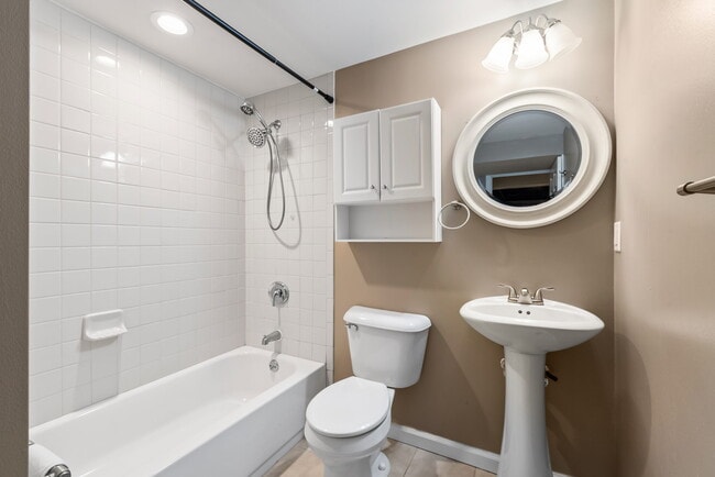 Building Photo - 2406 Village Glen Ct