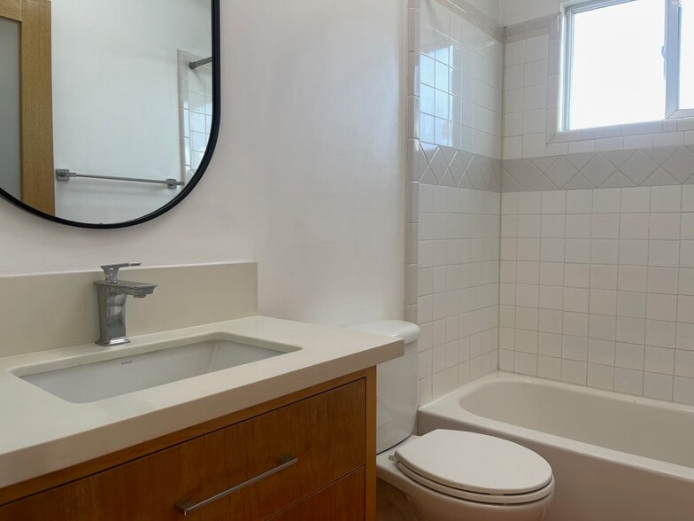 Building Photo - 479 Nassau Ave