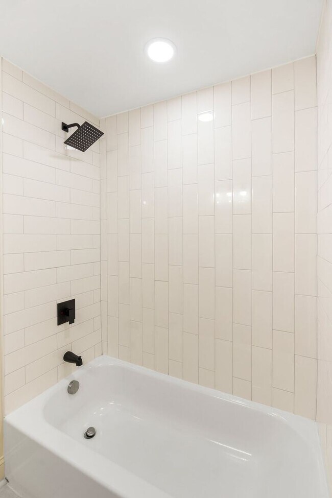 Building Photo - Beautiful 3 Bedroom 4 Bathroom East Baltim...