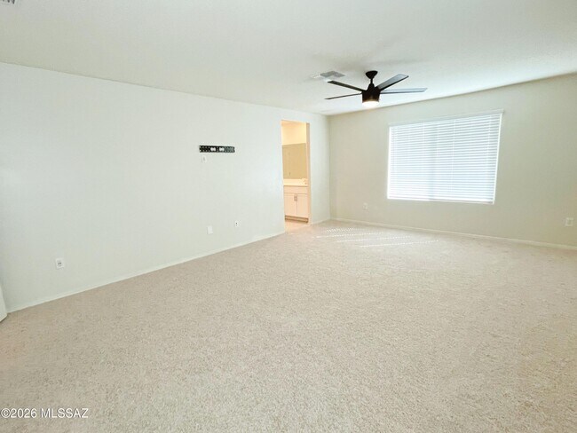 Building Photo - 866 E Artesia Pl