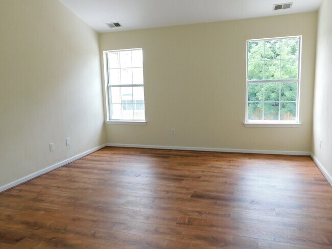 Building Photo - "Spacious 4-Bedroom Gem on Hughart Street with 2.5 Bathrooms and 2108 Sq. Ft. of Comfort!"