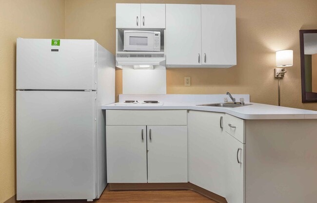 Building Photo - Furnished Studio-Palm Springs - Airport