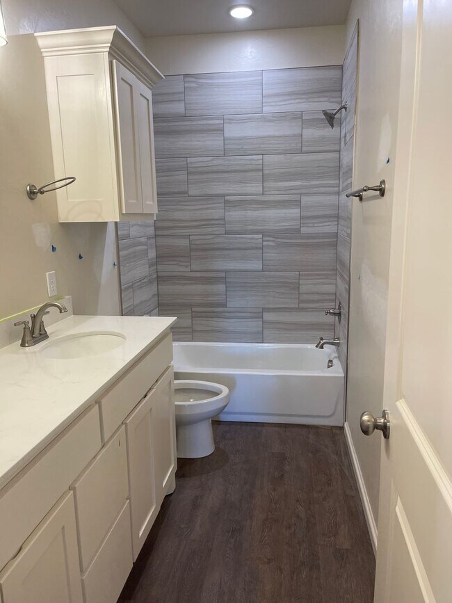 Building Photo - 3 bed 2.5 bath home in The Enclave