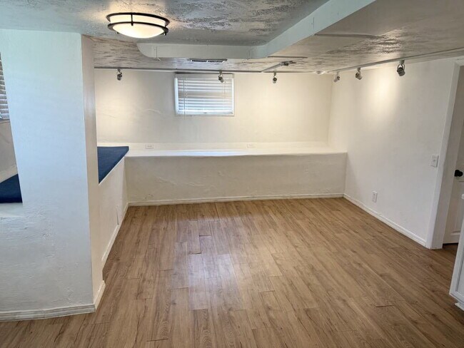 Building Photo - "Charming 2-Bed Apartment with ALL UTILITI...