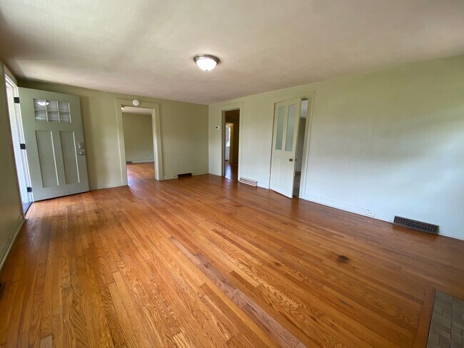 Building Photo - Woodfin - 1920's Cottage