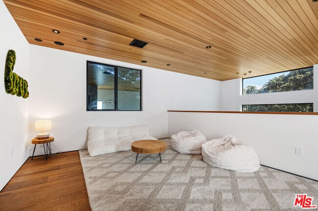 Building Photo - 303 Windward Ave