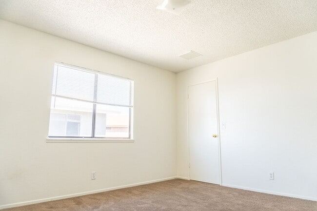 Building Photo - PLACE-1024 W Atkins Ave